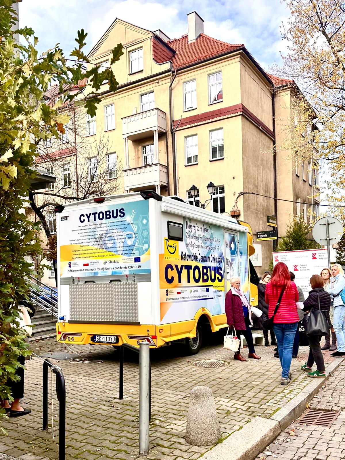 Cytobus KCO przed siedzibą Radia Katowice.