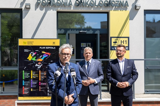 Przemówienia zaproszonych gości przed budynkiem Poradni Onkologicznej