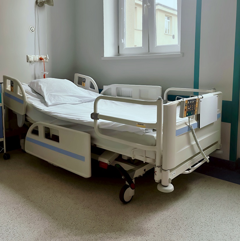 Łóżko szpitalne zakupione w ramach KPO