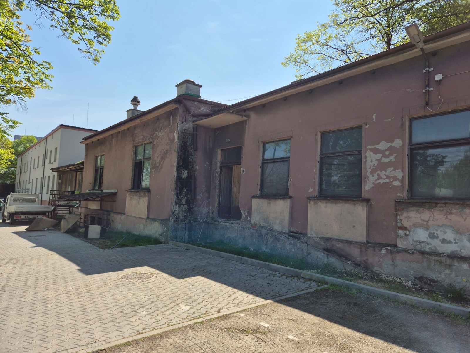 Budynek przed rozpoczęciem prac budowalnych