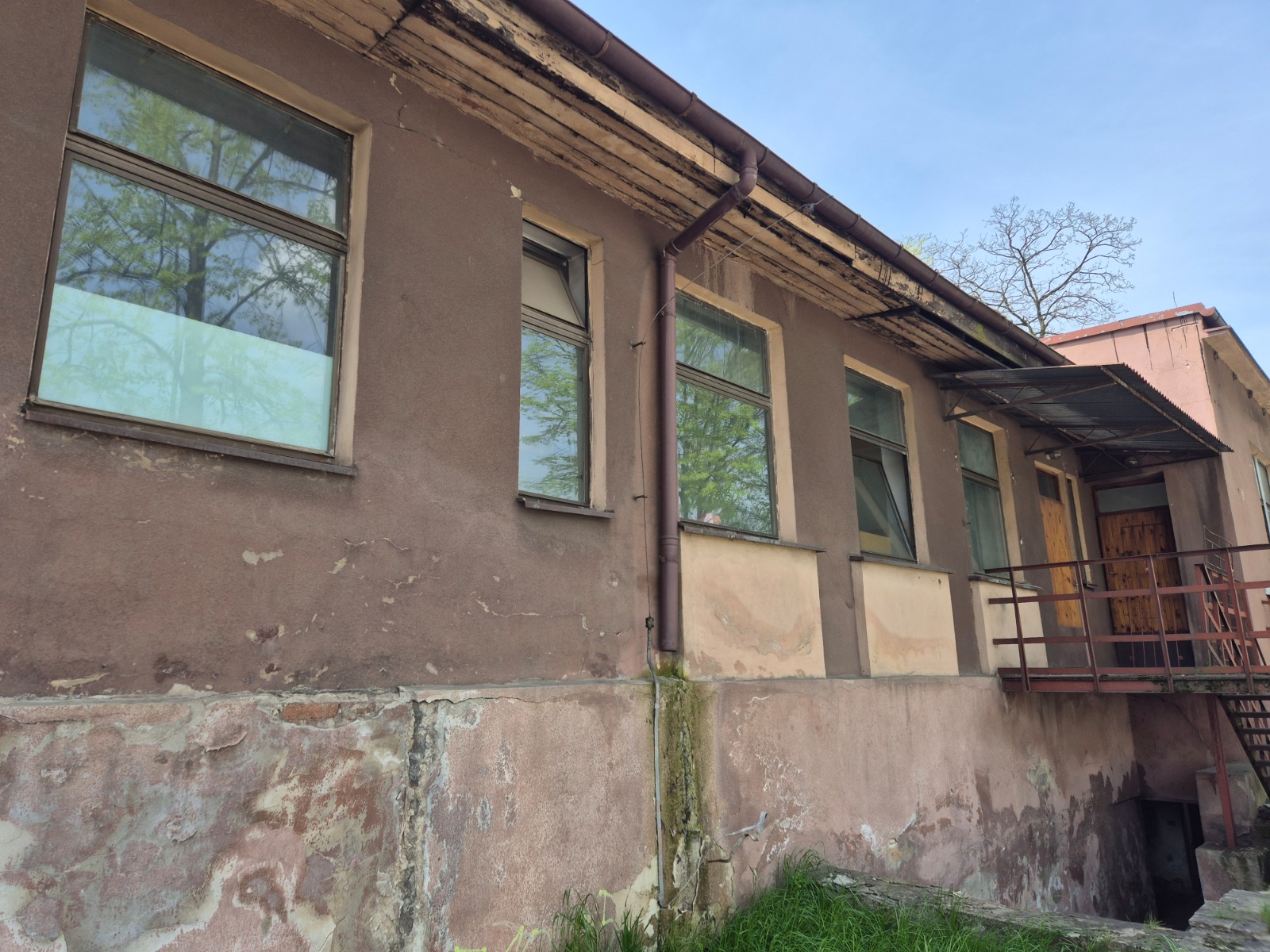 Budynek przed rozpoczęciem prac budowalnych