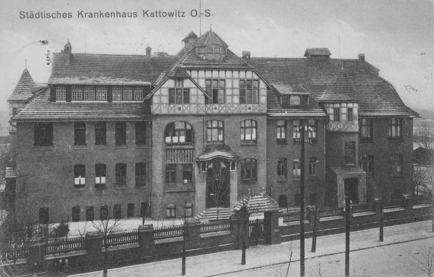 Stare, czarno-białe zdjęcie budynku szpitala - widok od frontu